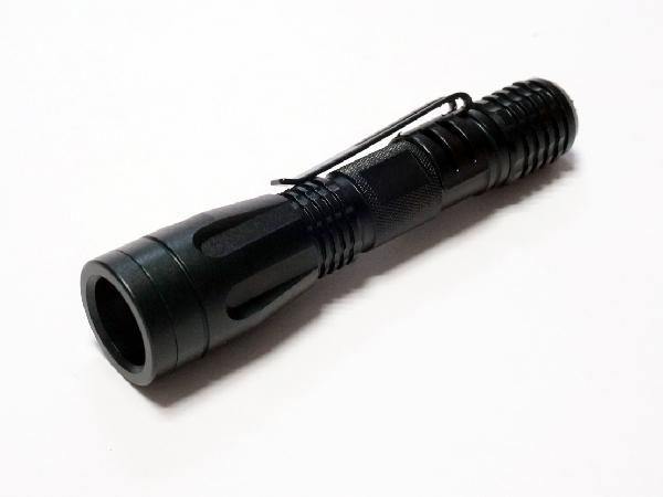 فحص حار بيع خفيفة الوزن 2AAA سالين الثقيلة بطارية ليثيوم بيضاء IP67 طويل وقت العمل قلم صغير بقيادة الشعلة